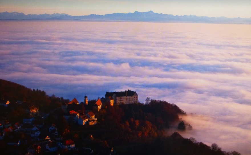 Heiligenberg über dem Nebel.PNG