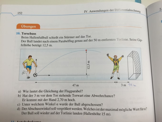 Parabel Beim Hallenfussball Schiesst Ein Sturmer Auf Das Tor